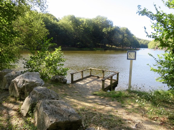 Plateformes les pieds dans l’eau, Ponton en bord de rivière Creuse, à Eguzon (Indre)