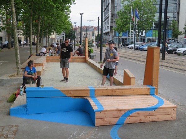 Un boulodrome sur-mesure et expérimental, qui permet les parties sans empêcher d’autres usages de se déployer (ici une brocante hebdomadaire). Agence Monono + Atelier Et Si (crédits photo : Monono)