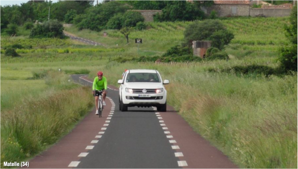 Aménagement d’une chaussée à voie centrale banalisée (CVCB) Une chaussée sans marquage axial dont les lignes de rive sont rapprochées de son axe. Les véhicules motorisés circulent sur une voie centrale bidirectionnelle et les cyclistes sur les accotements revêtus appelés rives. La largeur de la voie centrale oblige les véhicules motorisés à emprunter la rive lorsqu’ils se croisent, en vérifiant auparavant l’absence de cycliste. La CVCB (aussi appelée « chaucidou ») est un outil qui permet de prendre en compte les cyclistes dans les cas rares où il est impossible de recourir aux aménagements cyclables traditionnels. Elle permet : - d’améliorer les conditions de circulation des cyclistes et des piétons et d’affirmer leur présence, - de conserver une fluidité du trafic automobile, à vitesse apaisée, - de rétablir des continuités entre deux voiries pourvues d’aménagements cyclables. Matelle (Hérault)
