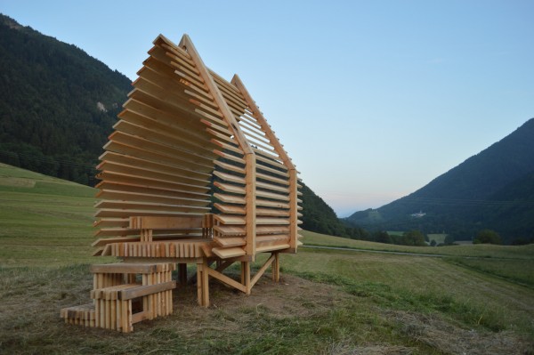 Les cabanes du festival des cabanes d’Annecy - Plus d’info : https://www.lefestivaldescabanes.com ; Le Hobois (crédit : Les Trimardeurs)