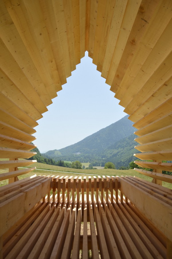 Les cabanes du festival des cabanes d’Annecy - Plus d’info : https://www.lefestivaldescabanes.com ; Le Hobois (crédit : Les Trimardeurs)
