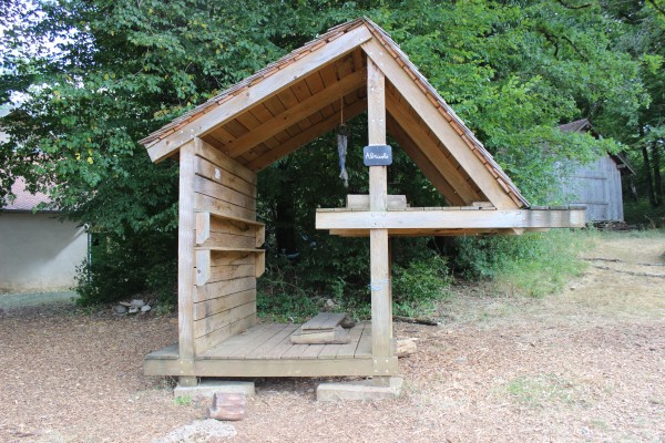 Des cabanes confectionnées avec des matériaux divers avec une certaine économie de moyens - Petites cabanes en bois et en matières naturelles, Éco-musée Maison Comtoise (crédit : Omnibus)
