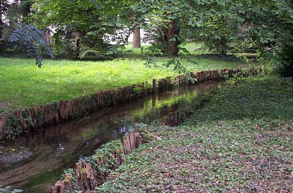 Des berges très dessinées, urbaines Offrant de multiples usages et la possibilité de comprendre les fluctuations des volumes des cours d’eau ; Parc de Vizille (crédit : Omnibus)
