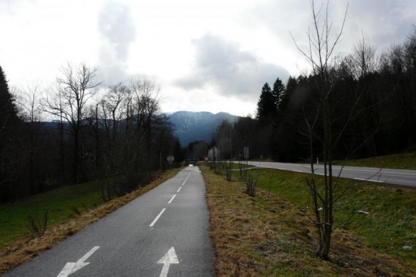 Voie verte des hautes Vosges, entre Remiremont et Bussang, mise à distance entre les cyclistes et les automobilistes.