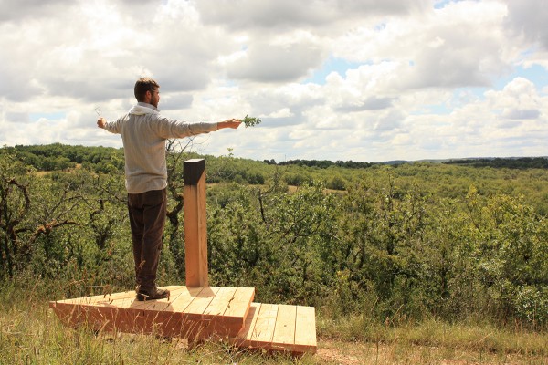 Belvédère Mega Causs’Mos : Parcours d’installations-belvédères dans les Causses du Quercy (Lot), Atelier Bivouac Réalisation d’un ensemble d’installations-belvédères ponctuant une boucle de randonnée et dialoguant avec le paysage. (extraits du texte de présentation du projet sur le site de l’atelier Bivouac : www. atelierbivouac.com) Crédit photo : atelier Bivouac