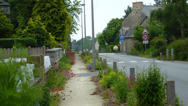 Des trottoirs fleuris, une mise à l'écart possible de la voirie, même sur des largeurs réduites - Aménagement de Trémereuc (22) de L. Planchais (crédit : Omnibus)