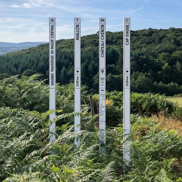 Balisage et signalétique directionnelle - Signalétique et balisage d’un cheminement en milieu naturel : acunpuncture du paysage (Traversée du Massif Central), Agence Travaux Pratiques (designers) (Crédit photo : agence Travaux Pratiques)