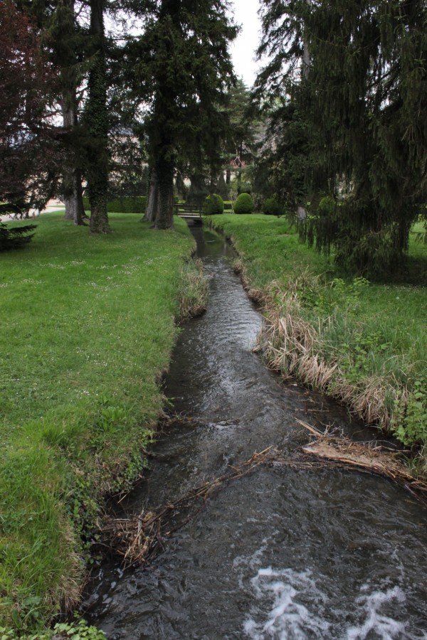 Des berges très dessinées, urbaines, offrant de multiples usages et la possibilité de comprendre les fluctuations des volumes des cours d’eau ; Parc de Vizille (crédit : Omnibus)