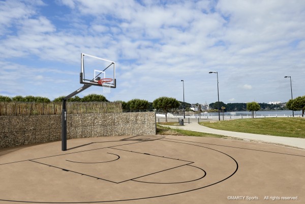 Un terrain de sport ouvert sur l'espace public