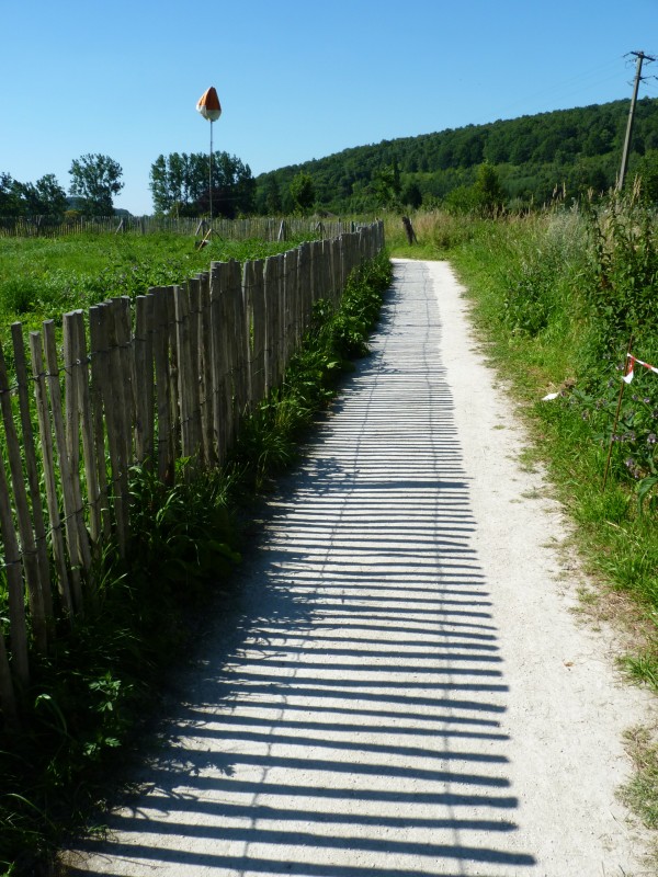 Chemins ras de sol - dans la série «Les allées font le jardin», faire appel à sa créativité ! : stabilisé, calcaire, copeaux, bois, briques, gravillons... adapter les matériaux à la fréquentation, aux moyens de gestion, aux moyens économiques, etc.