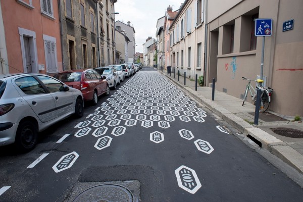 Marquages et coups de peinture - Marquages au sol pour signifier la présence piétonne et certaines traversées en milieu urbain ou périurbain : un recours au marquage au sol (dit «marquage d’animation») qui ne peut se faire que dans des zones de rencontre, limitée à 20km/h. Grenoble
