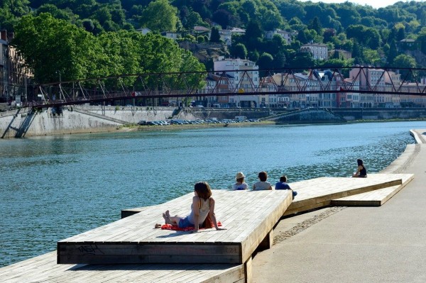 Plateformes les pieds dans l’eau. Quais de Saône.