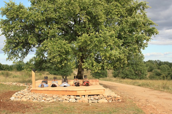 Belvédère Mega Causs’Mos : Parcours d’installations-belvédères dans les Causses du Quercy (Lot), Atelier Bivouac Réalisation d’un ensemble d’installations-belvédères ponctuant une boucle de randonnée et dialoguant avec le paysage. (extraits du texte de présentation du projet sur le site de l’atelier Bivouac : www. atelierbivouac.com) Crédit photo : atelier Bivouac