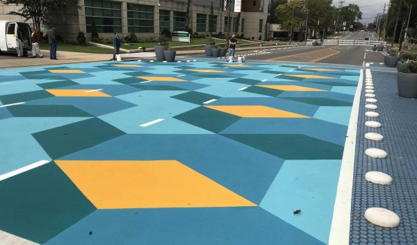 Marquages et coups de peinture - Marquages au sol pour signifier la présence piétonne et certaines traversées en milieu urbain ou périurbain : un recours au marquage au sol (dit «marquage d’animation») qui ne peut se faire que dans des zones de rencontre, limitée à 20km/h. Manassas (Etats-Unis)