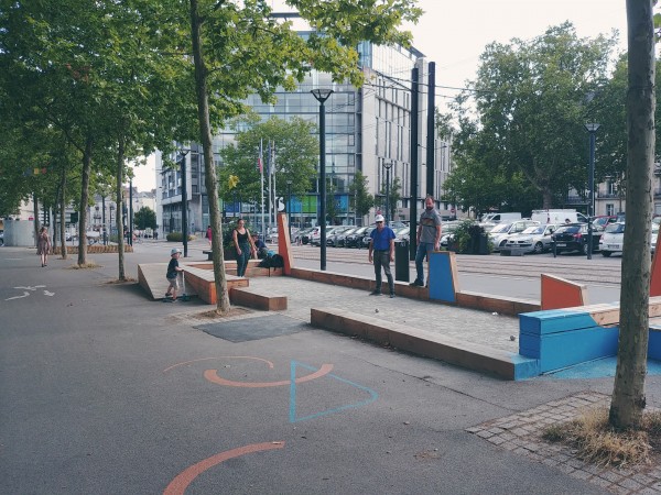 Réaménagement expérimental de la place Viarme (Nantes), Agence Monono Étude collaborative pour la transformation et la réalisation d’aménagement expérimentaux sur une place Nantaise nécessitant un coup de neuf. Co-construction du projet avec les habitants, commerçants élus et techniciens sur plusieurs mois, aux différentes étapes du projet. Définition d’une série d’aménagements répondant aux attentes et envies en termes d’usages de la place. Accompagnement des services techniques dans la réalisation de l’aménagement retenu, avec une dimension également participative ouverte au grand public. Plus d’info : https://dialoguecitoyen.metropole.nantes.fr/project/place-viarme-pour-tous/ presentation/presentation-145