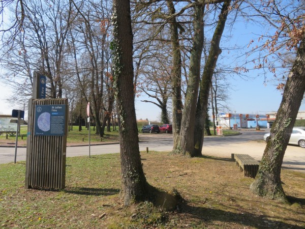 Parcours et totems - dispositif de jalonnement de balades nature à l’échelle d’une intercommunalité : signalétique directionnelle, supports de médiation, banquettes, Communauté de Communes Vienne et Moulière (86)