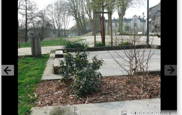 Stationnement de l’hôpital Legouest à Metz, les espaces entre les roues sont en pavés joints sable, l’eau est redirigée vers des noues et espaces généreusement plantés tout autour. Très bonne référence à proximité !