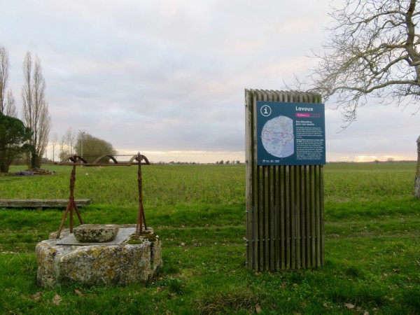 Parcours et totems - dispositif de jalonnement de balades nature à l’échelle d’une intercommunalité : signalétique directionnelle, supports de médiation, banquettes, Communauté de Communes Vienne et Moulière (86)