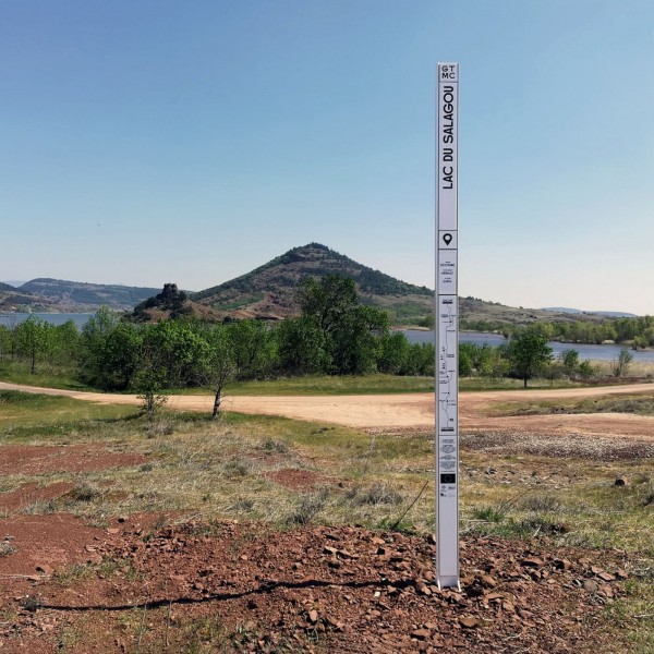 Balisage et signalétique directionnelle - Signalétique et balisage d’un cheminement en milieu naturel : acunpuncture du paysage (Traversée du Massif Central), Agence Travaux Pratiques (designers) (Crédit photo : agence Travaux Pratiques)