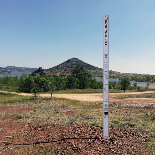 Balisage et signalétique directionnelle - Signalétique et balisage d’un cheminement en milieu naturel : acunpuncture du paysage (Traversée du Massif Central), Agence Travaux Pratiques (designers) (Crédit photo : agence Travaux Pratiques)