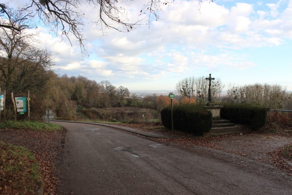 Le GR5 qui emprunte la route croise ici le chemin qui permet de monter sur le plateau ou d'atteindre le futur belvédère de Saulny.